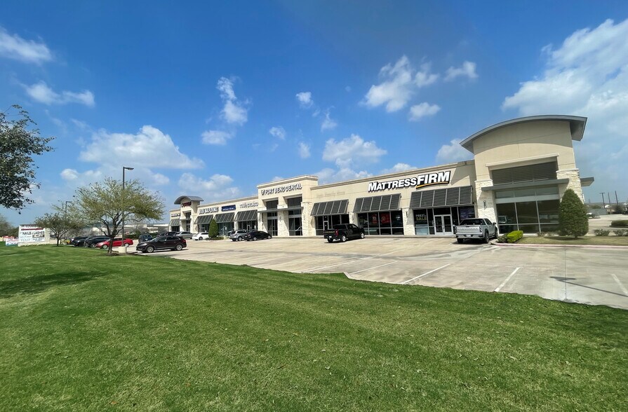 More Photos Of 7417 W Grand Pky S, Richmond Unknown For Lease