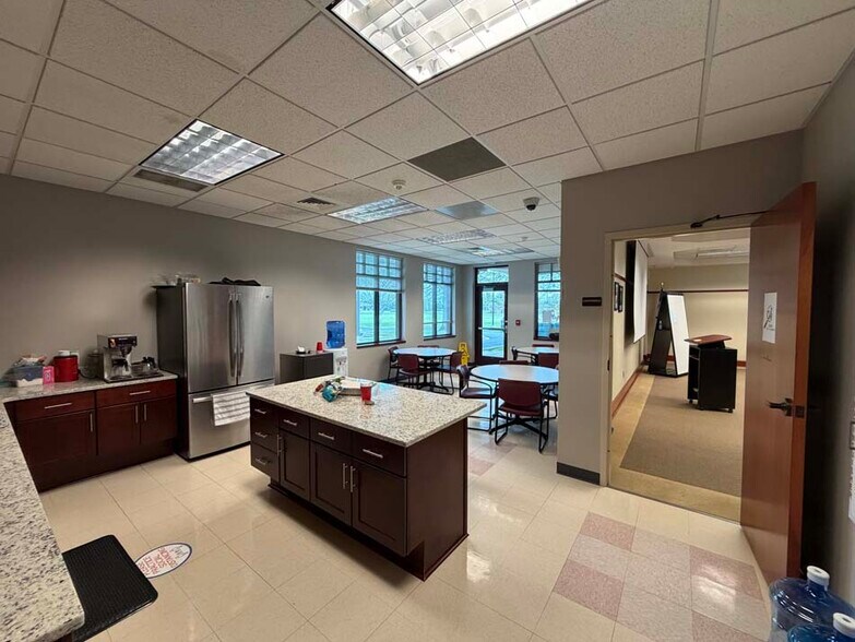 More Photos Of 3167 Robbins Rd, Springfield Office For Sale