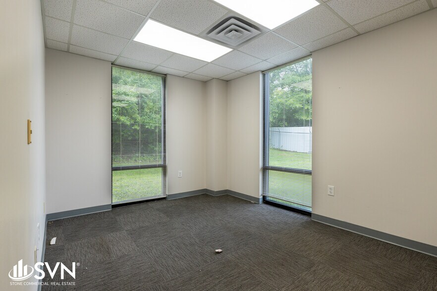 More Photos Of 780 Enterprise Dr, Lexington Warehouse For Lease