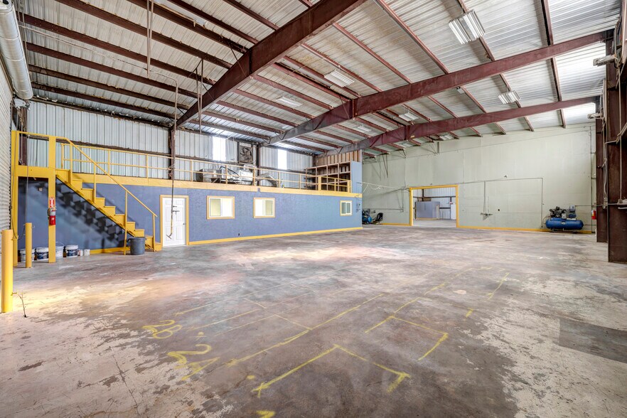 More Photos Of 1215 S Houston, Humble Warehouse For Lease