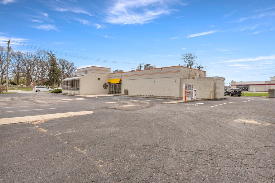 More Photos Of 15839 Telegraph Rd, Redford Township Fast Food For Lease