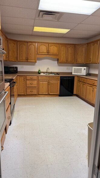 More Photos Of 6701 Ringwood Rd, Oxford Industrial For Lease