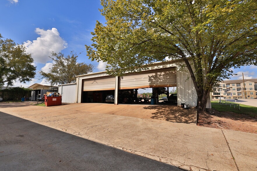More Photos Of 2214 N Frazier St, Conroe Auto Repair For Sale