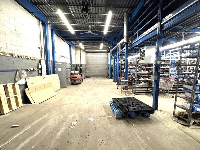 More Photos Of 4 Betty St, Everett Flex For Lease