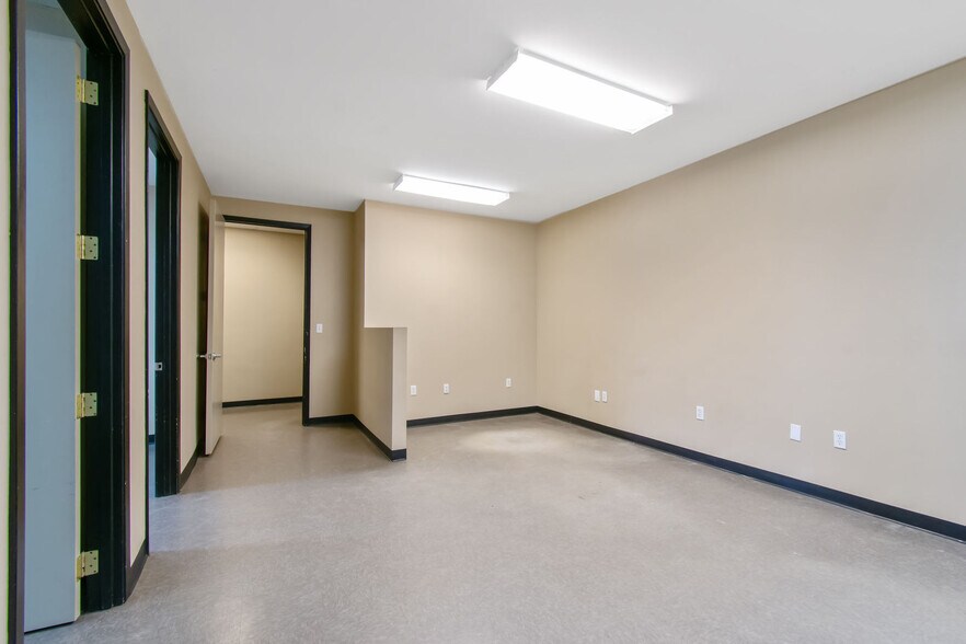 More Photos Of 21755 N I-45 Fwy, Spring Flex For Sale