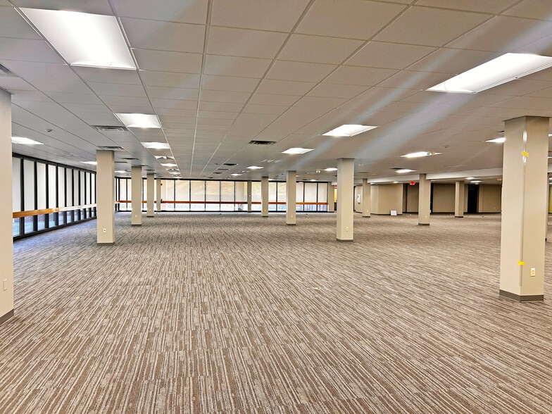 More Photos Of 5 Davis Farm Rd, Portland Office For Sale