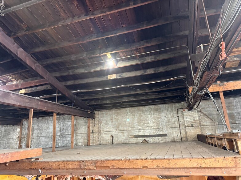 More Photos Of 64 E Washington Ave, Pleasantville Warehouse For Lease