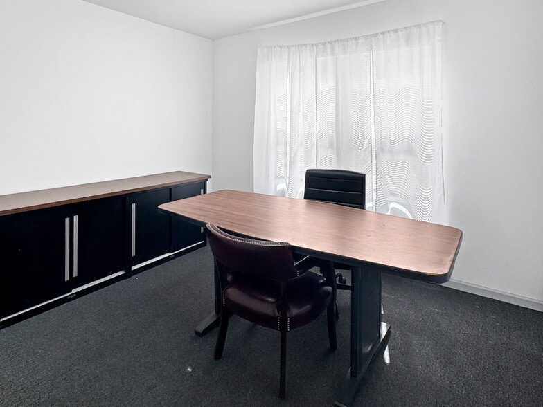 More Photos Of 129 E 5th St, Washington Showroom For Sale