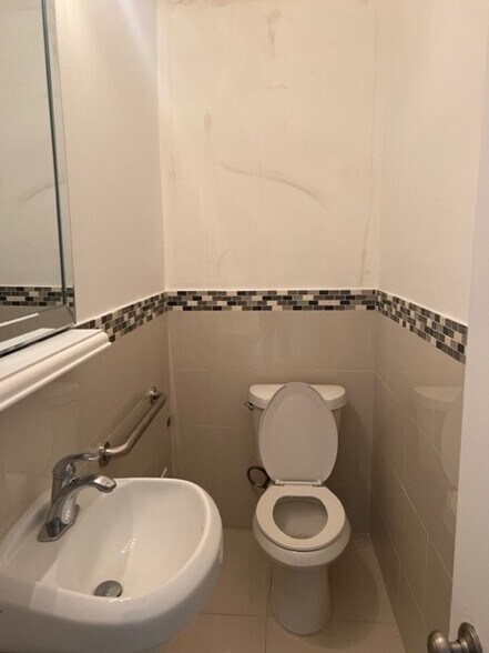 More Photos Of 2400 E Oakland Park Blvd, Fort Lauderdale Storefront Retail Office For Lease