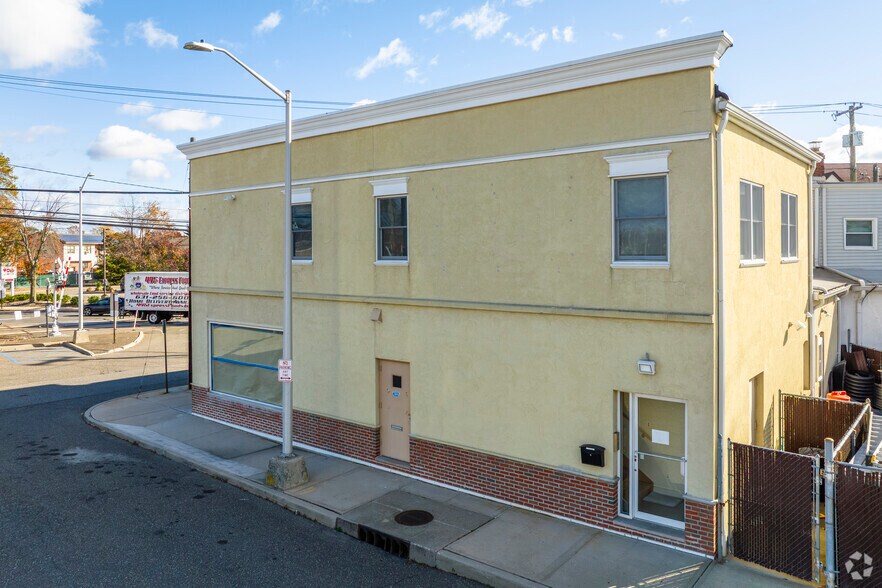More Photos Of 5 Station Plz, Bethpage Storefront Retail Office For Lease