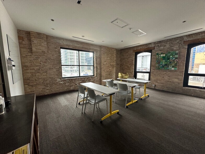 More Photos Of 646-648 N Clark St, Chicago Office For Lease