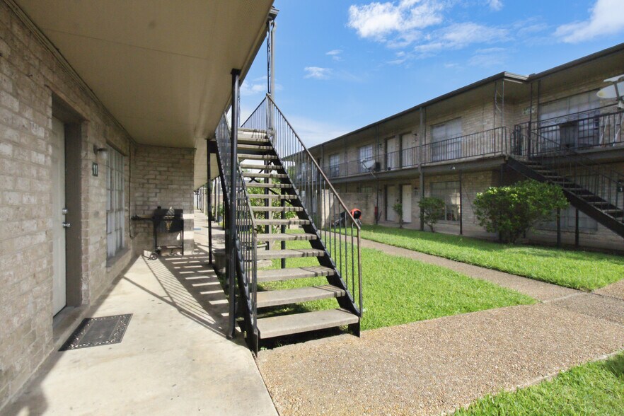 More Photos Of 3046 Golfcrest Blvd, Houston Apartments For Sale