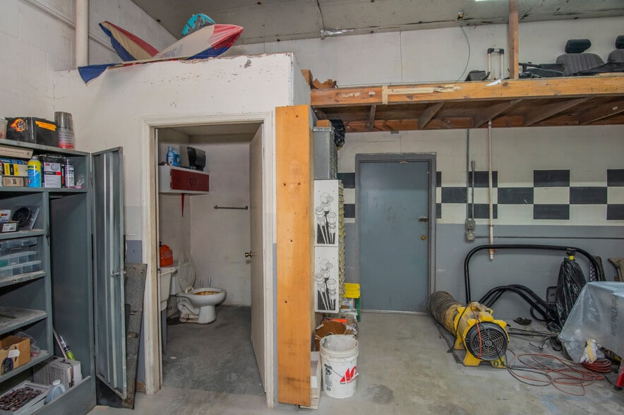 More Photos Of 982 E Hartshorn Ln, Holder Auto Repair For Sale