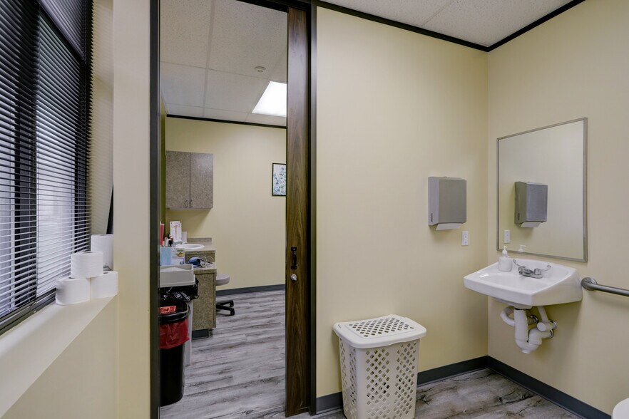 More Photos Of 19701 Kingwood Dr, Kingwood Medical For Sale