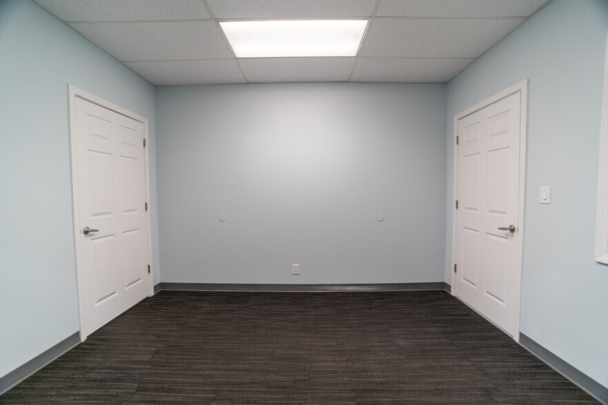 More Photos Of 125-127 Byassee Dr, Hazelwood Warehouse For Lease