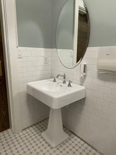 More Photos Of 121-129 N Main St, Mooresville Storefront Retail Office For Lease