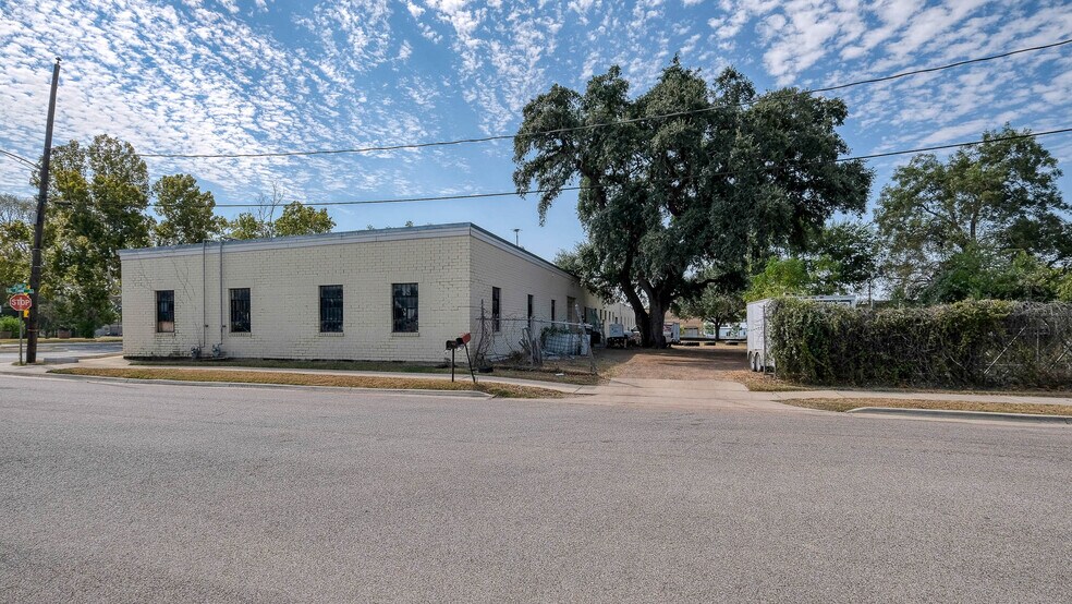More Photos Of 2302 Main St, Waller Office For Sale
