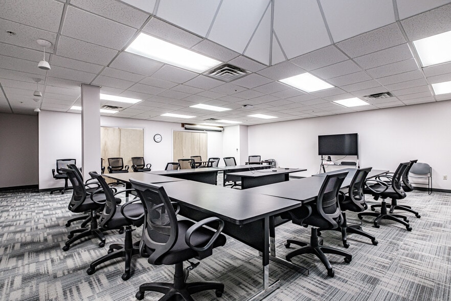 More Photos Of 76 Northern Ave, Gardiner Office For Sale