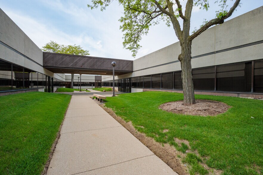 More Photos Of 2500 W Higgins Rd, Hoffman Estates Unknown For Lease