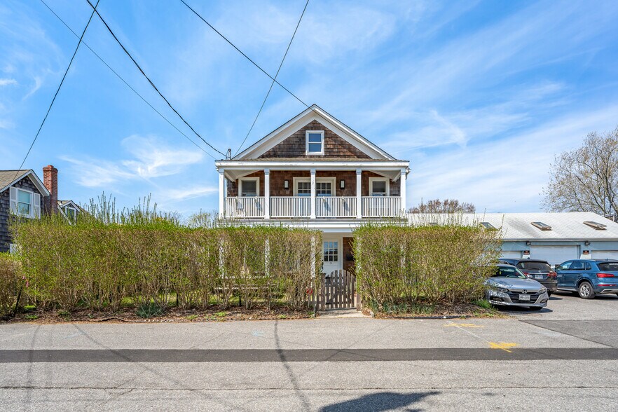 More Photos Of 105-107 Newtown Ln, East Hampton Storefront Retail Residential For Sale