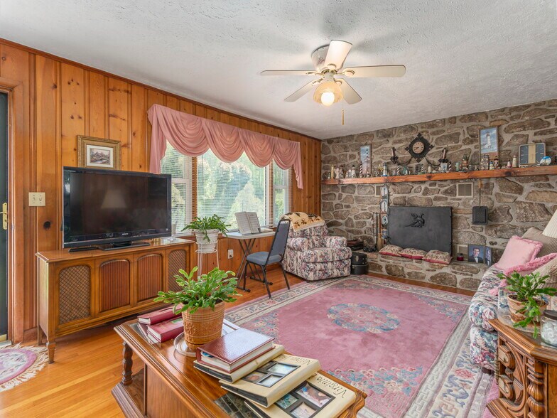 More Photos Of 96 Tower Ln, Waynesville Office For Sale