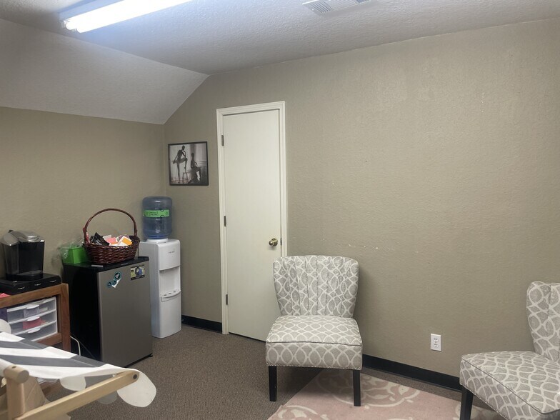 More Photos Of 1105 Walnut Dr, Ardmore General Retail For Sale