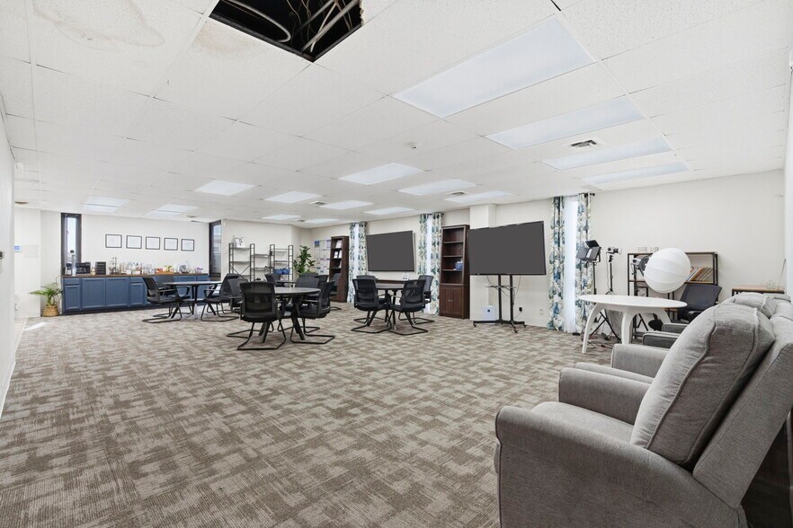 More Photos Of 1331 N Stewart Ave, Springfield Medical For Sale