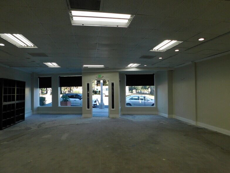 More Photos Of 16938-16940 Ventura Blvd, Encino Storefront For Lease