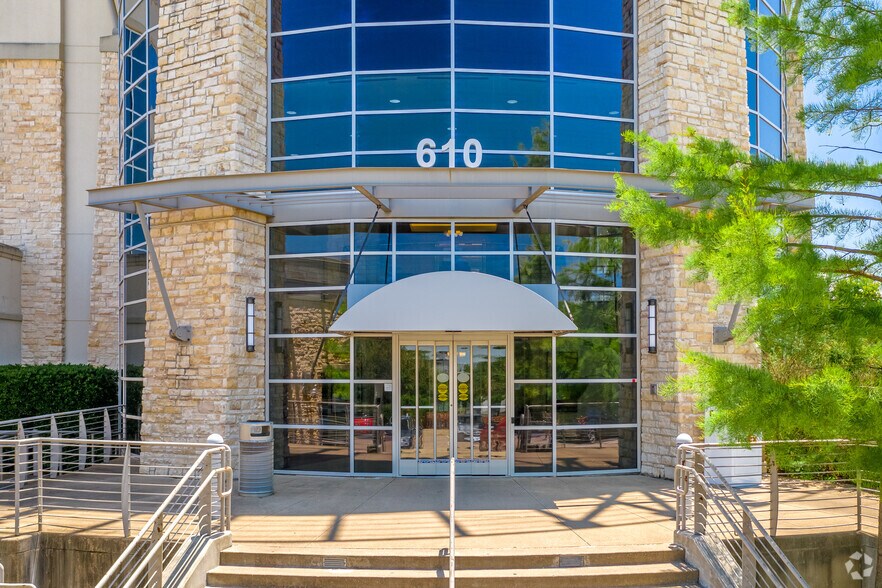 More Photos Of 610 Uptown Blvd, Cedar Hill Office For Lease