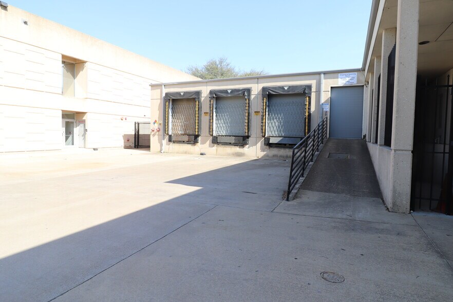 More Photos Of 3940-4306 Capitol Ave, Dallas Light Manufacturing For Sale