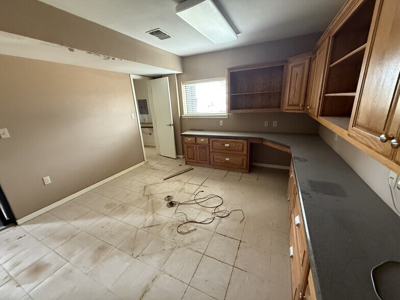 More Photos Of 743 W US Highway 70, Plainview Industrial For Sale