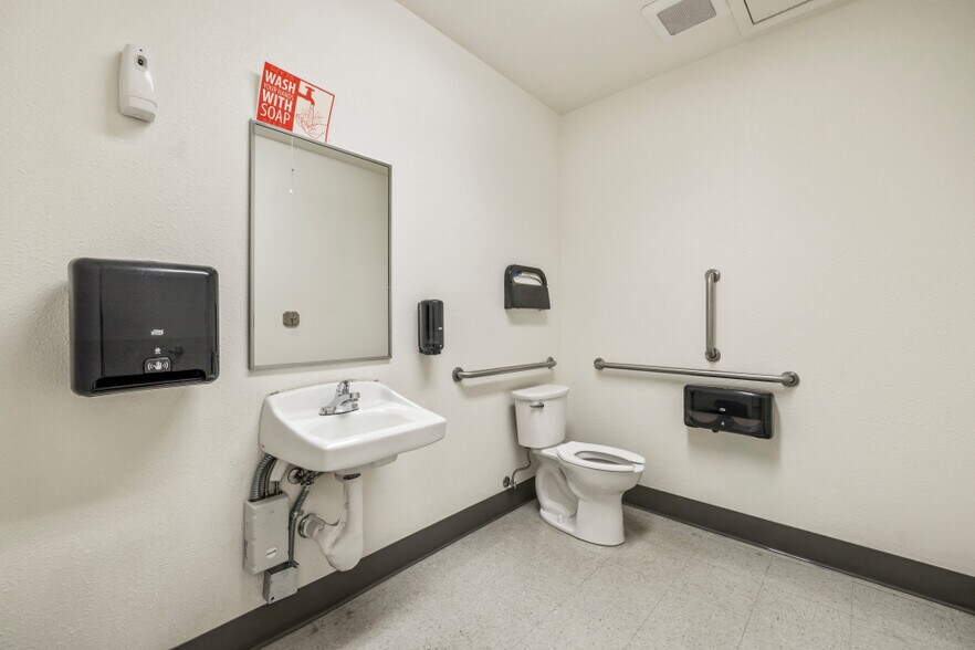 More Photos Of 2350 Maywood Dr, Klamath Falls Manufacturing For Sale