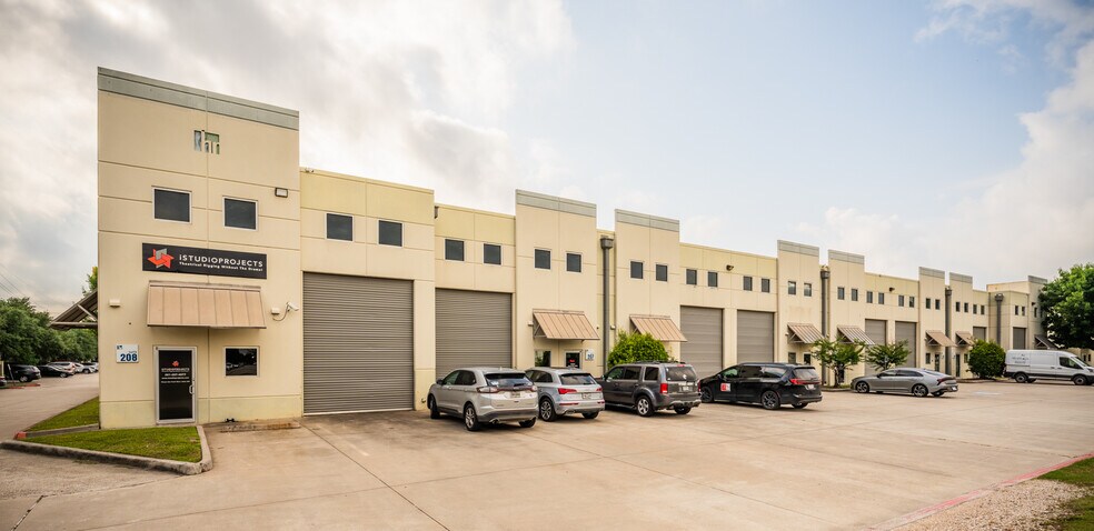 More Photos Of 5750 N Sam Houston Pky E, Houston Warehouse For Lease