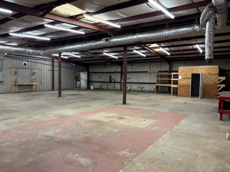 More Photos Of 4628 Commercial Dr, Huntsville Warehouse For Lease