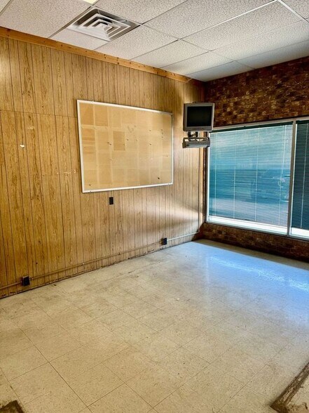 More Photos Of 900 Bonham St, Paris Showroom For Lease
