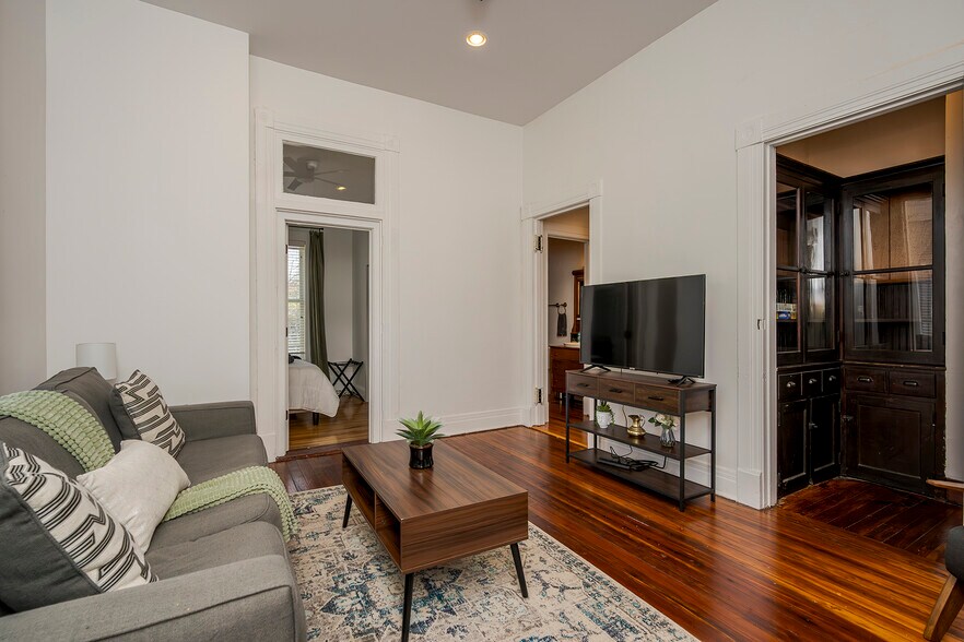 More Photos Of 199 E Loudon Ave, Lexington Office Residential For Sale