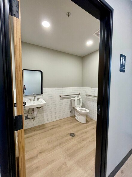 More Photos Of 414 Metro Park Dr, McKinney Warehouse For Lease