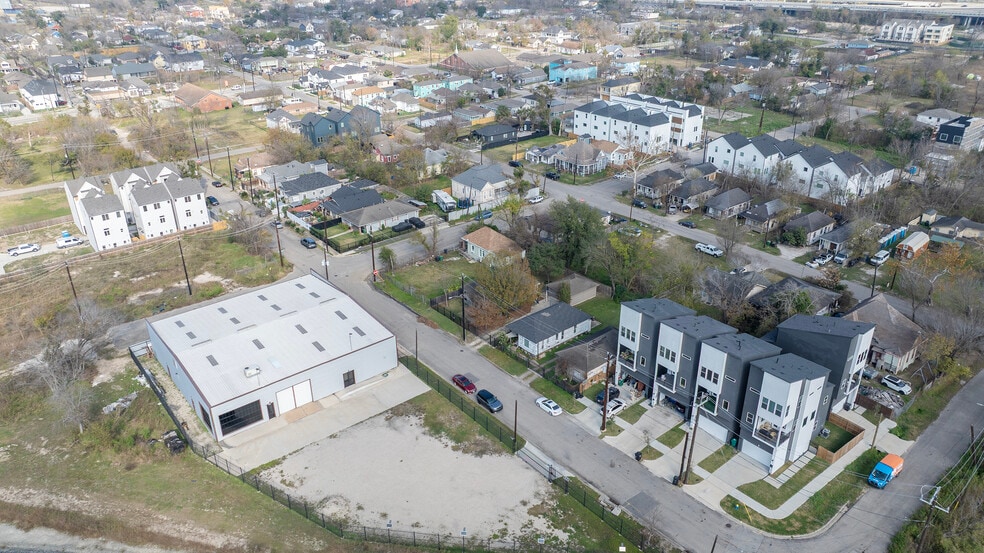 More Photos Of 2219 Brooks St, Houston Warehouse For Sale