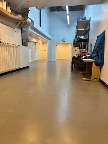 More Photos Of 8740 Cherry Ln, Laurel Light Manufacturing For Sale