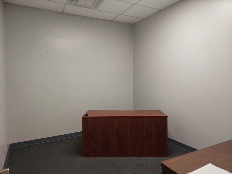 More Photos Of 207 N Brewer St, Paris Storefront Retail Office For Lease