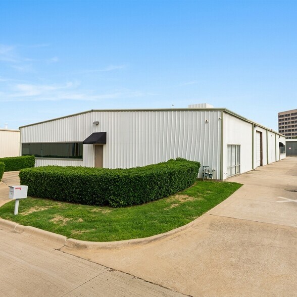 More Photos Of 4750 Ratliff Ln, Addison Warehouse For Lease