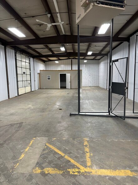 More Photos Of 2017 S Yost Ave, Bloomington Warehouse For Lease