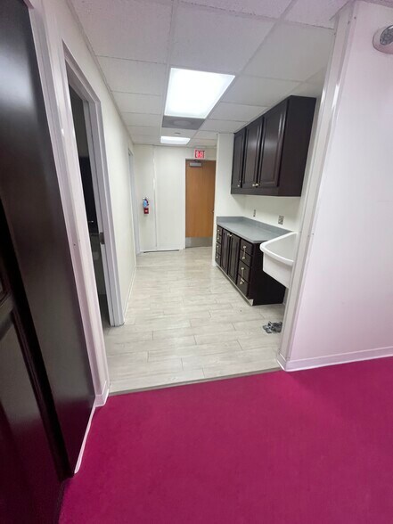 More Photos Of 1505 Eastland Dr, Bloomington Medical For Lease