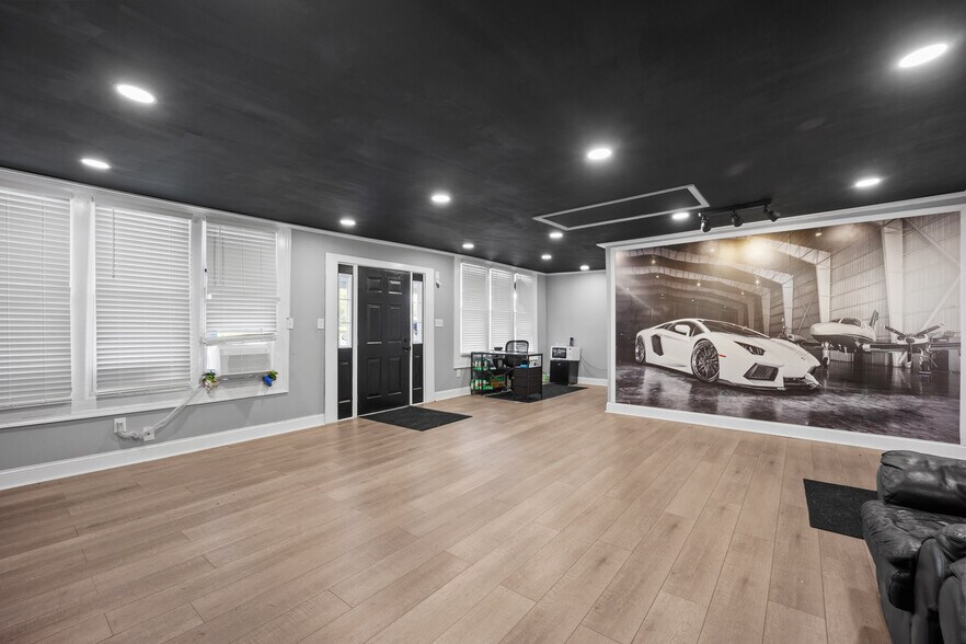 More Photos Of 2516-2518 N Dupont Pky, Middletown Freestanding For Sale