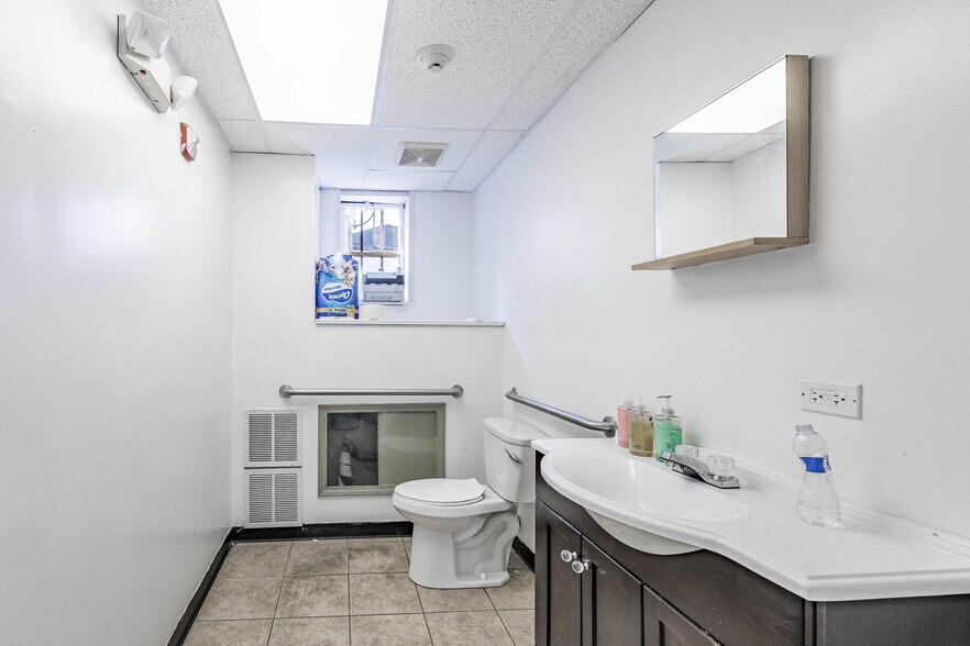More Photos Of 340-352 S Main St, Lombard Unknown For Lease