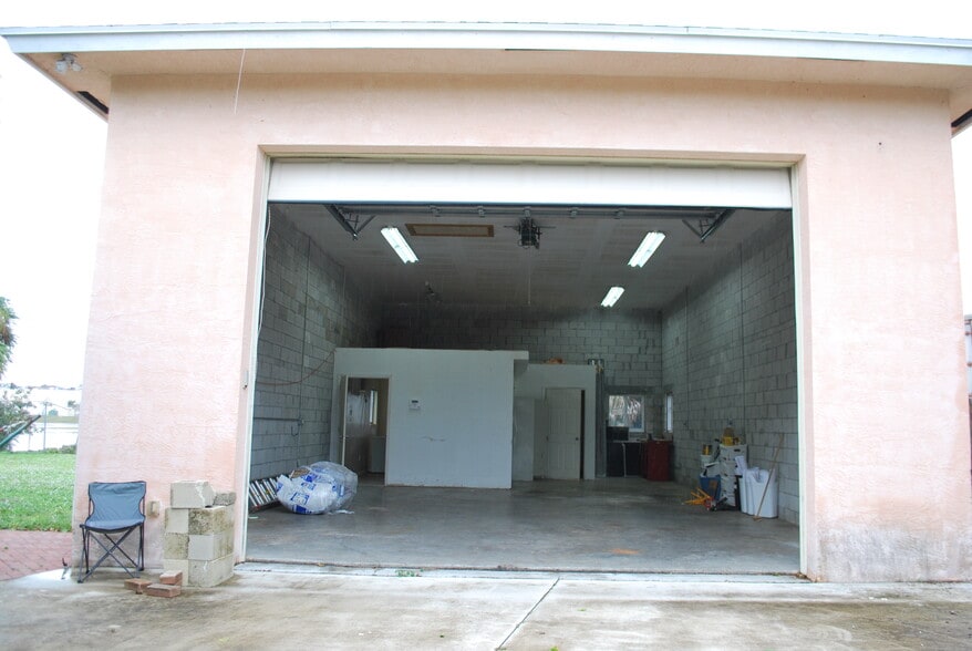 More Photos Of 1309 W Frangipani Cir, Lake Worth Specialty For Sale