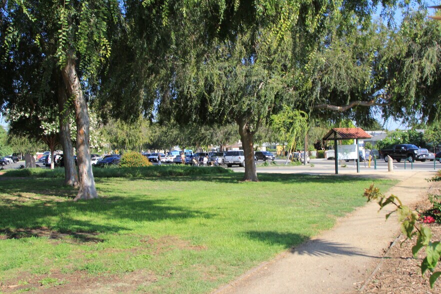 More Photos Of 10209 S Central Ave, Los Angeles Convenience Store For Sale