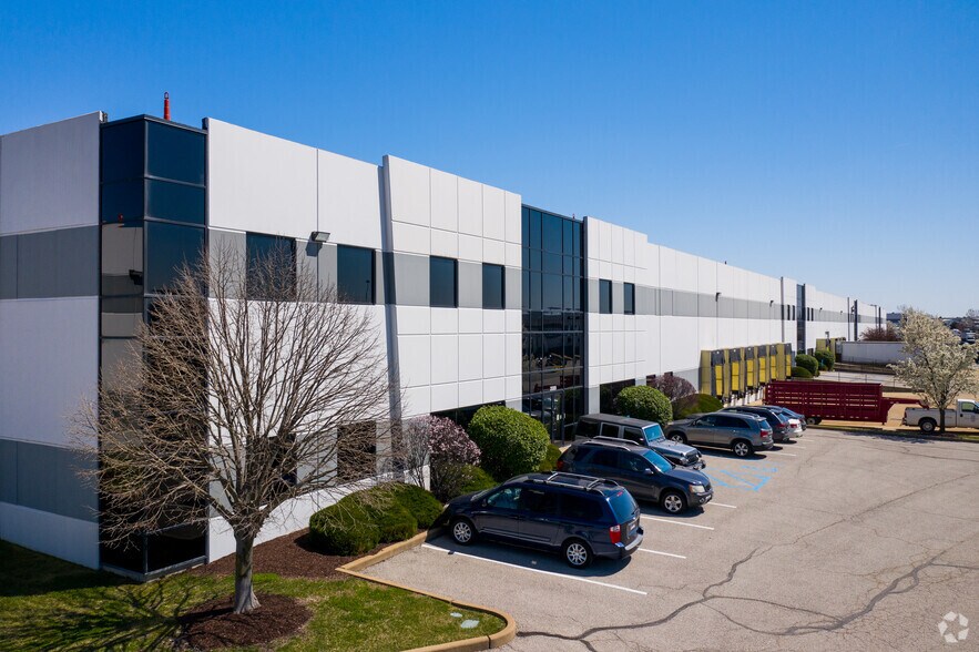 More Photos Of 2081-2089 Corporate 44 Dr, Fenton Warehouse For Lease
