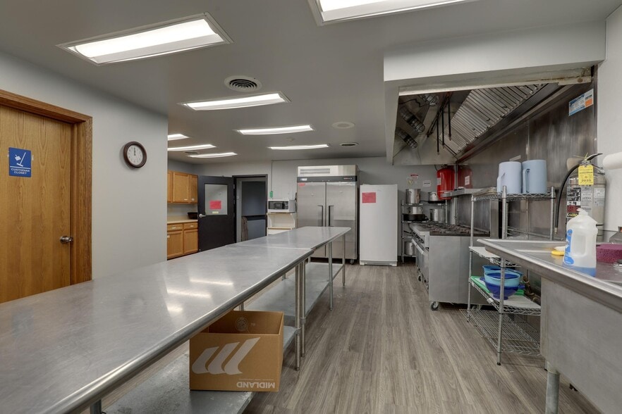 More Photos Of 516 Maine St, Quincy Flex For Sale