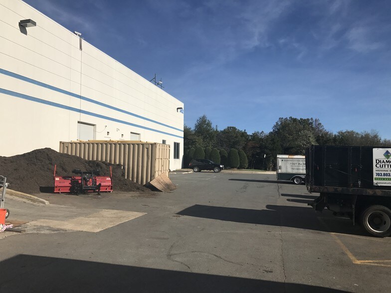 More Photos Of 3852 Dulles South Ct, Chantilly Warehouse For Lease